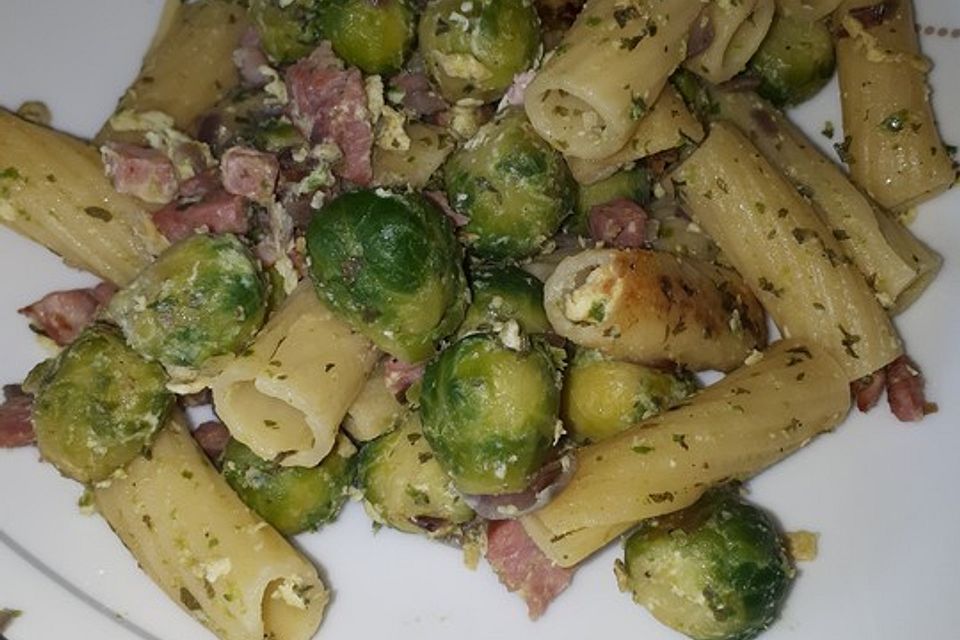 Pasta mit Rosenkohl-Carbonara