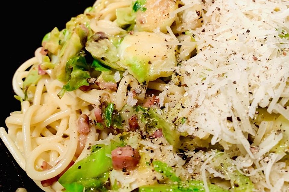 Pasta mit Rosenkohl-Carbonara