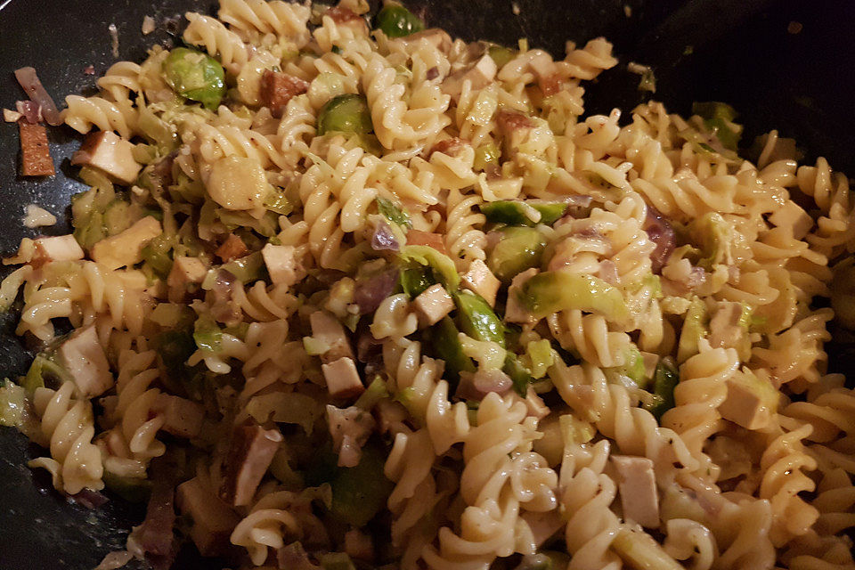 Pasta mit Rosenkohl-Carbonara