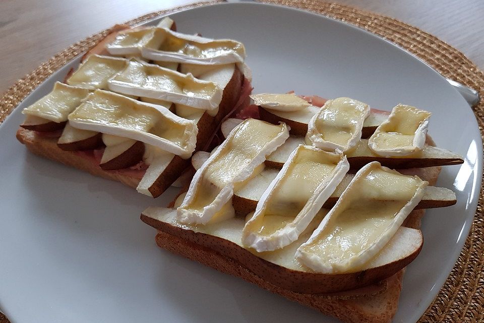 Birnentoast mit Weichkäse