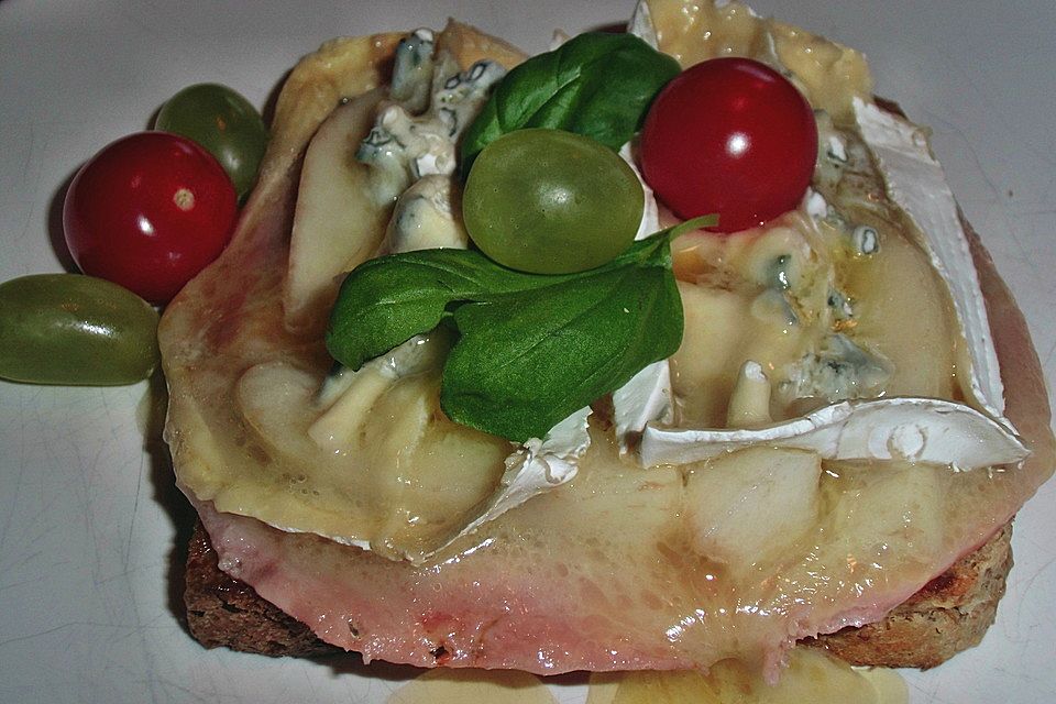 Birnentoast mit Weichkäse