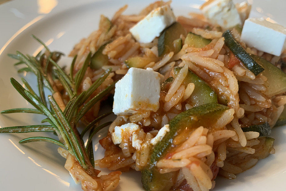 Zucchinipfanne mit Tomatenreis