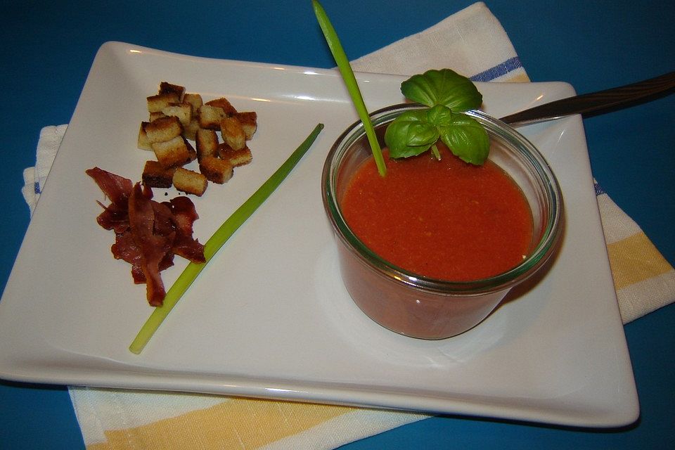 Gazpacho mit Knoblauchcroutons