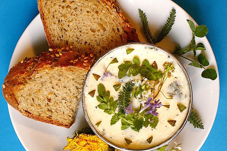 Pikante Kräuterbutter mit Blüten