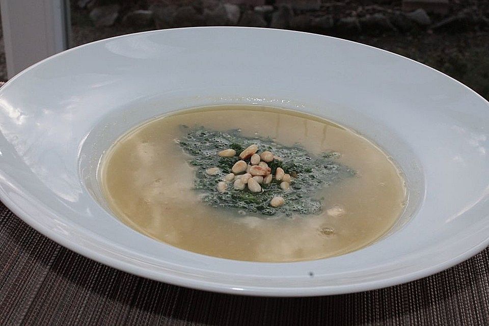 Topinambur-Lauchsuppe mit Spinateinlage