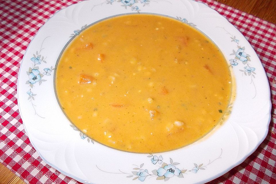 Karottensuppe mit Dinkeleinlage