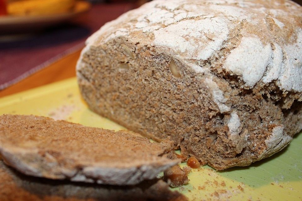 Erdnuss-Emmer-Dinkel-Vollkornbrot