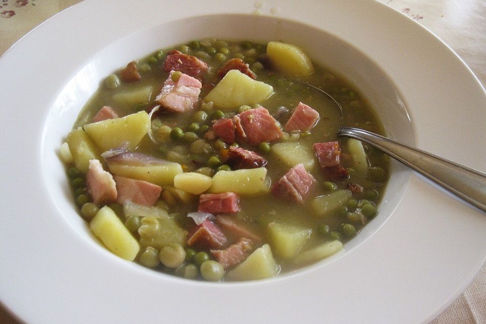 Herzhafte Erbsensuppe mit Kassler