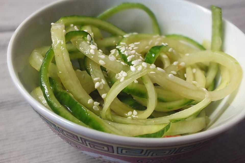 Asiatischer Gurkennudel-Salat süßsauer