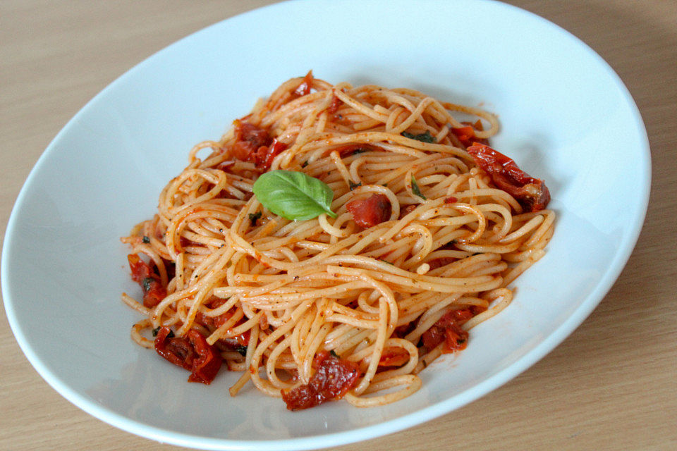 Nudeln mit getrockneten Tomaten