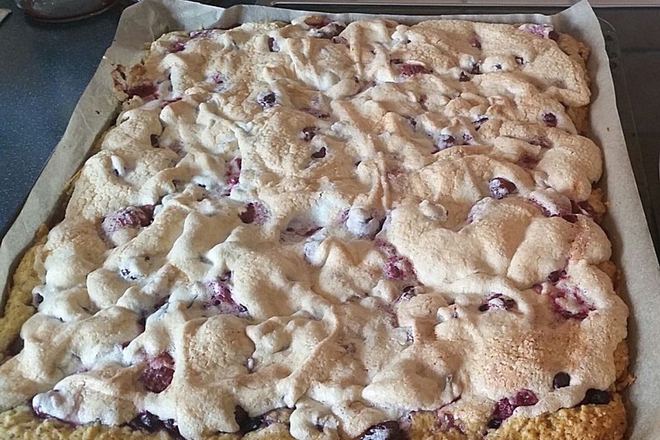 Waldbeer-Baiser-Blechkuchen