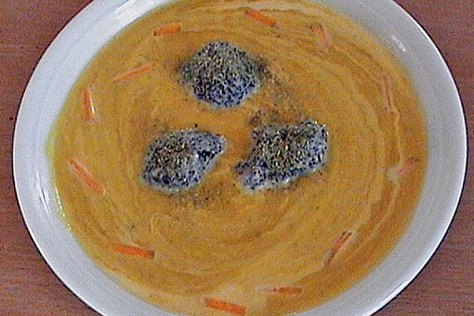 Kürbiscremesuppe mit Mohnklößchen