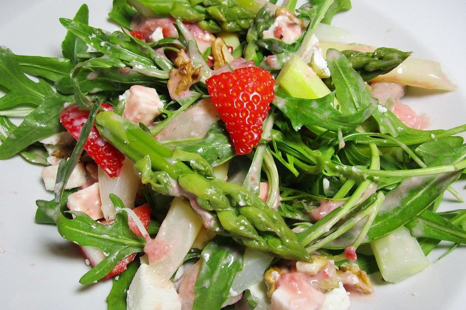 Spargelsalat mit Erdbeeren