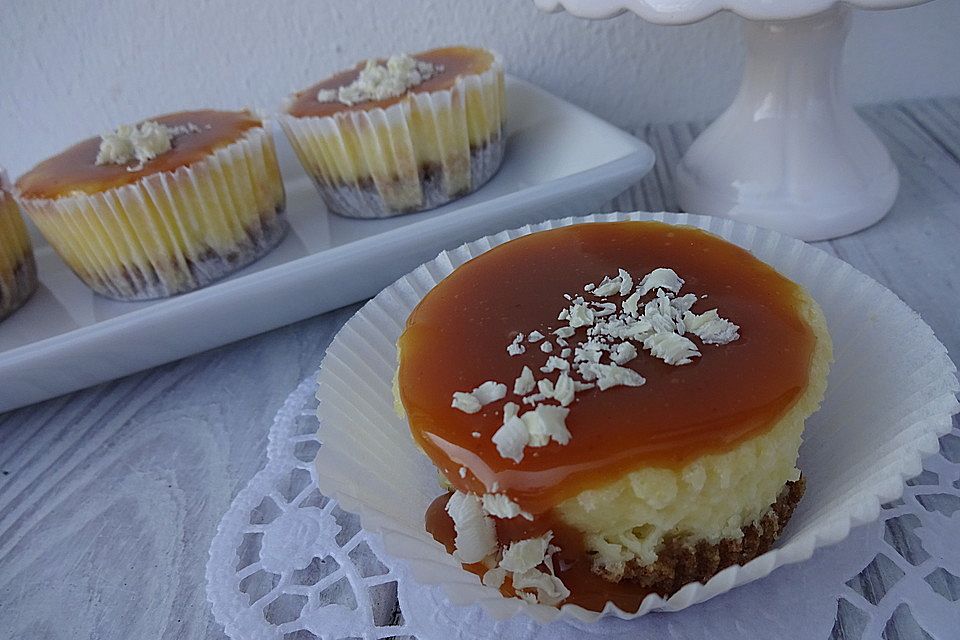 Kleine Cheesecakes mit Karamell