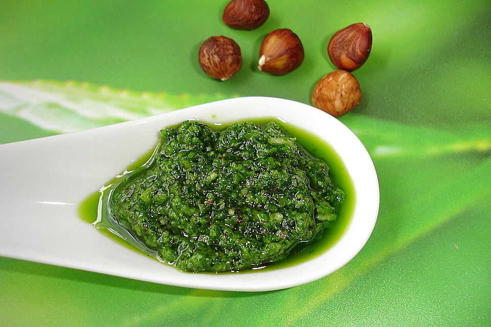 Bärlauchpesto mit Haselnüssen