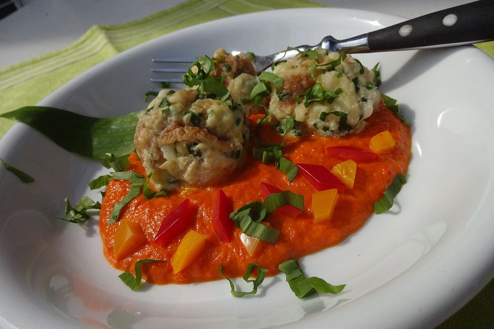 Bärlauchknödel auf Paprikarahm