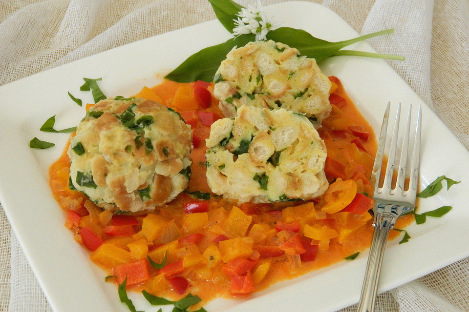 Bärlauchknödel auf Paprikarahm