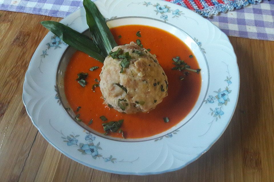 Bärlauchknödel auf Paprikarahm