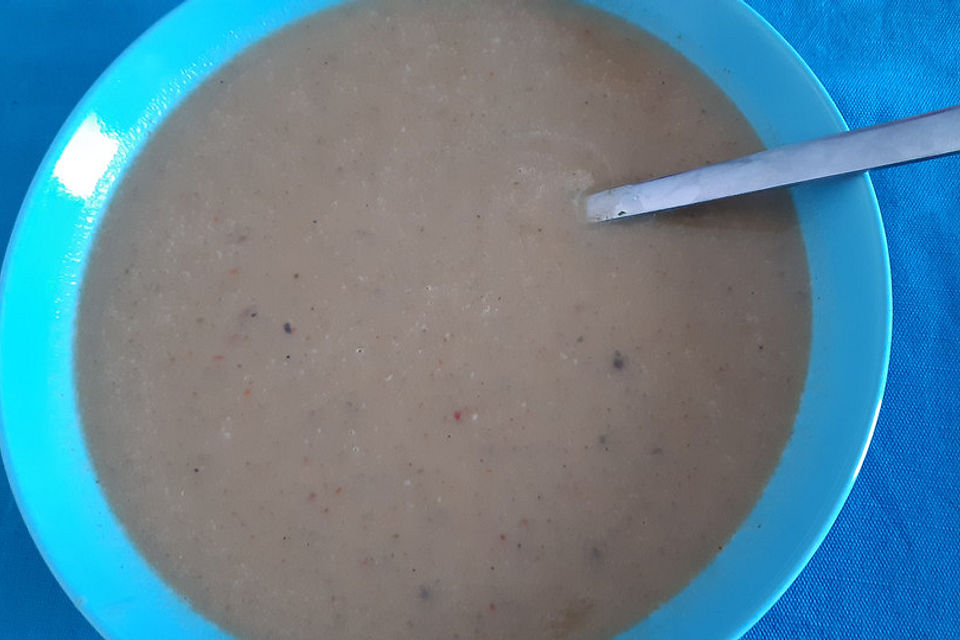 Chili-Gurkensuppe mit Bärlauch