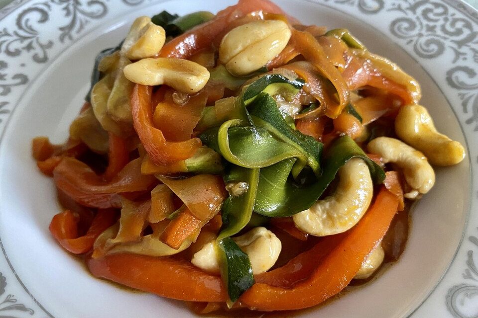 Gebratene Zucchininudeln mit Cashews