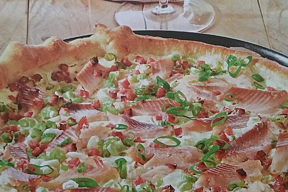 Flammkuchen mit Räucherforelle