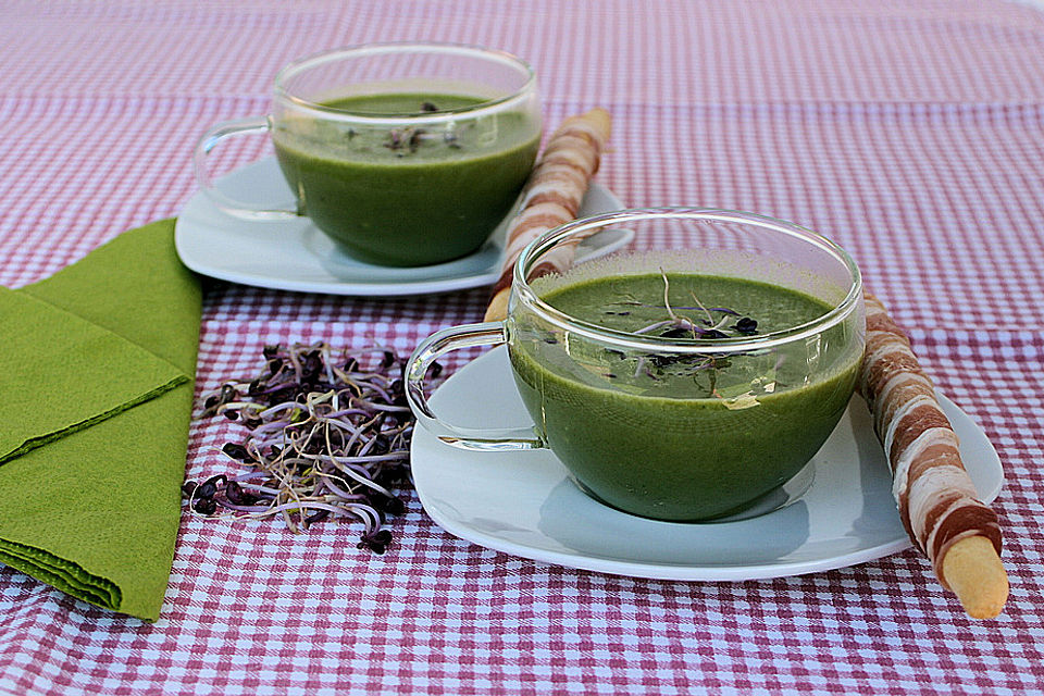 Spinatsuppe mit Meerrettich