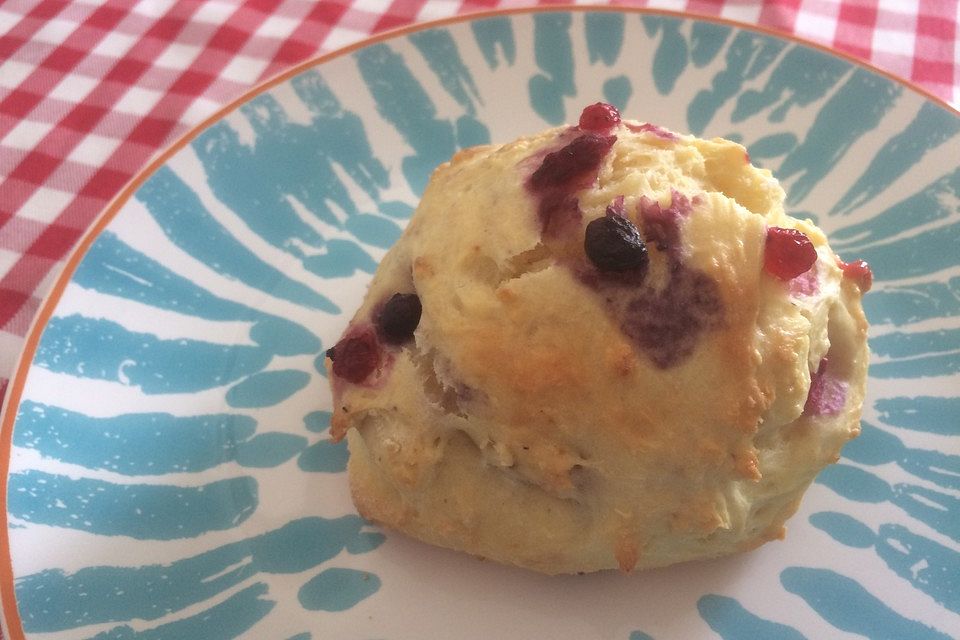 Süßes Brötchen mit Beeren