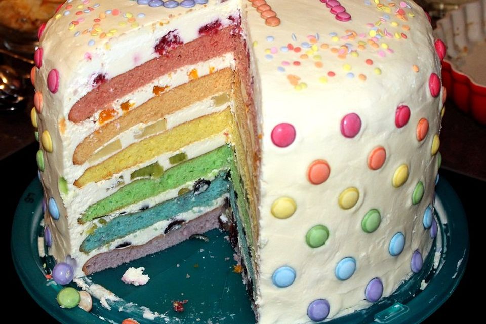 Regenbogenkuchen mit Früchten