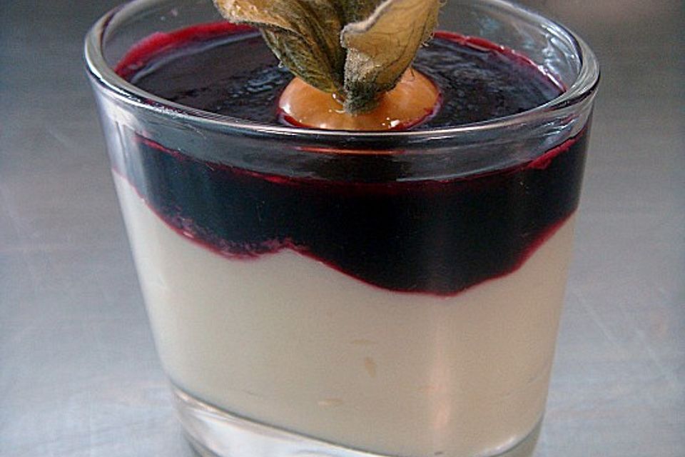 Bayrische Creme mit Erdbeersoße