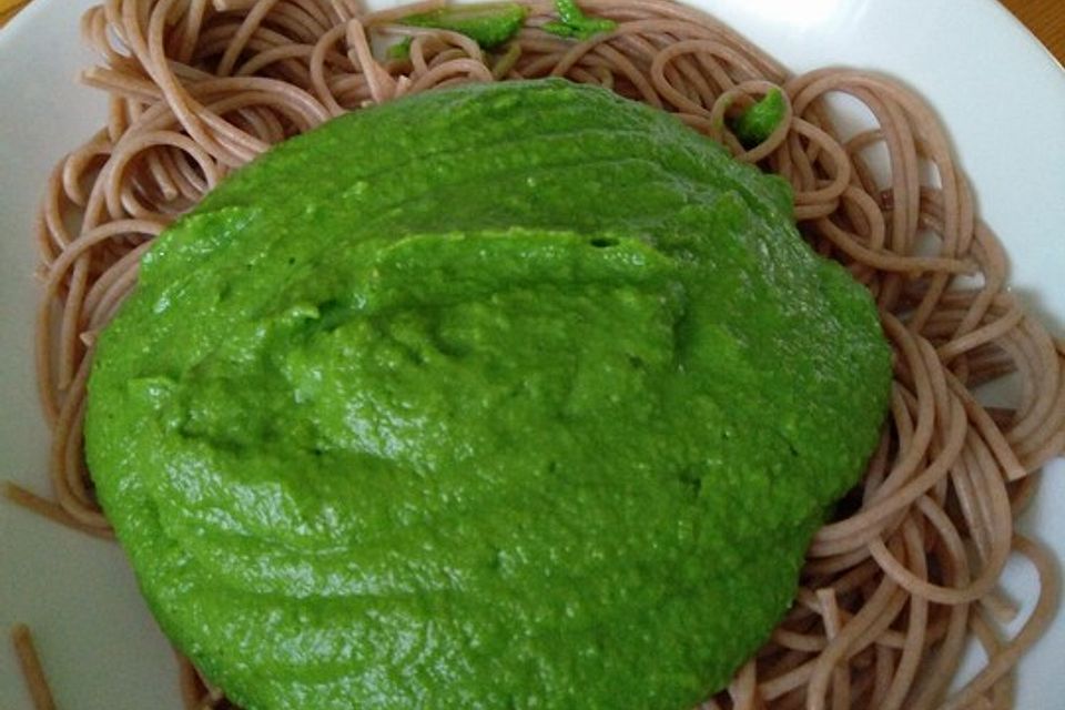 Vollkornspaghetti mit Erbsen-Basilikumpesto