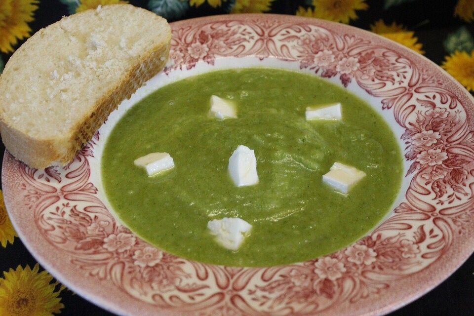 Brokkolicremesuppe mit Staudensellerie