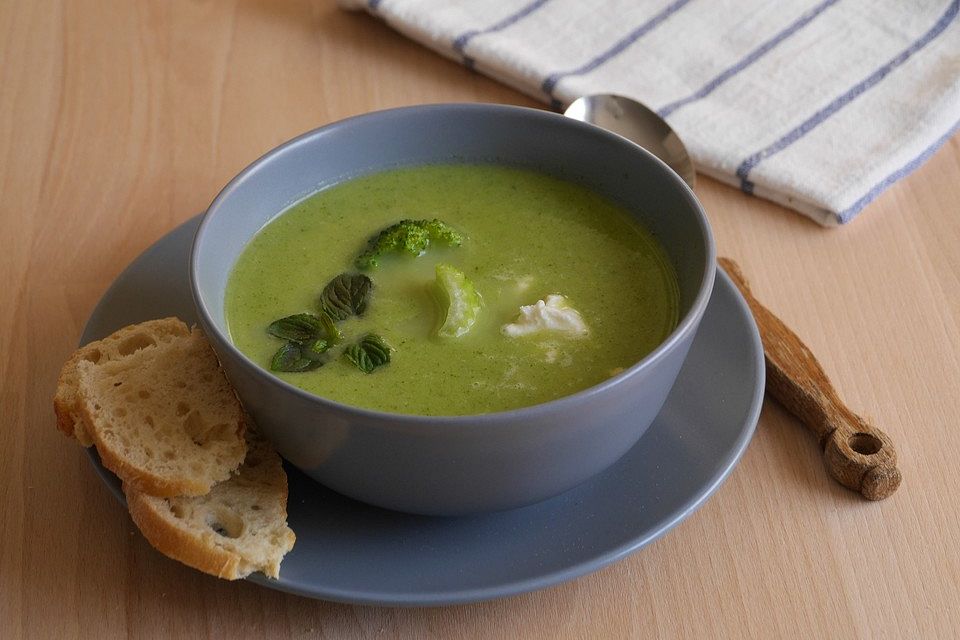 Brokkolicremesuppe mit Staudensellerie