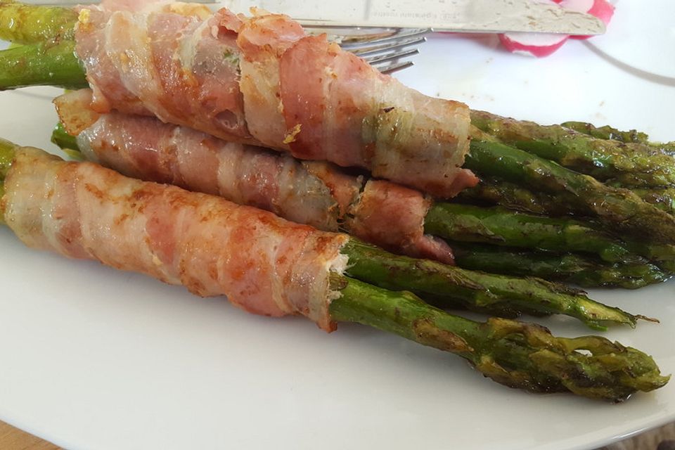 Grüner Spargel mit Bacon