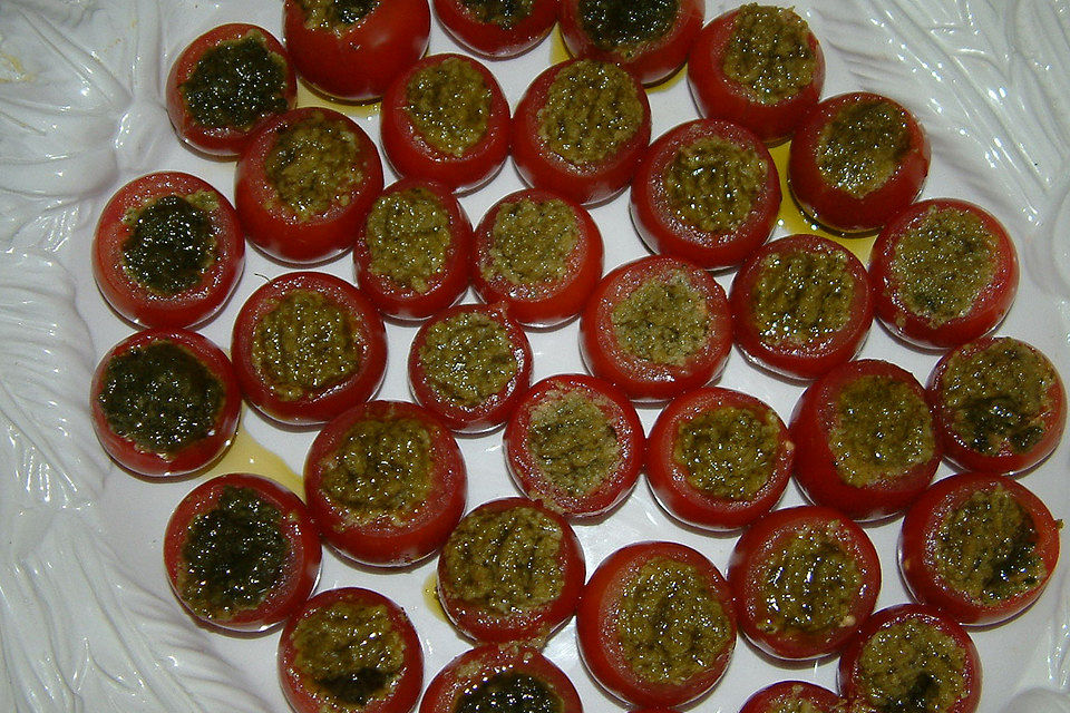 Tomaten mit selbstgemachtem Pesto