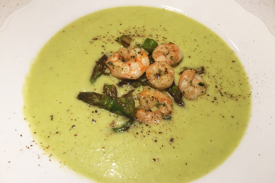 Grüne Spargelcremesuppe mit Garnelen