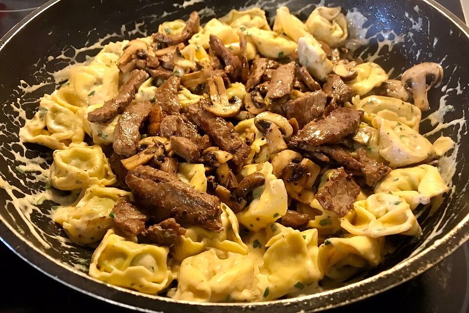 Schnelle Tortelloni-Steak-Pfanne