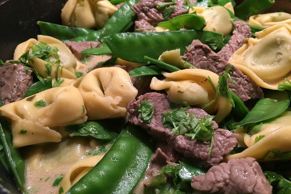 Schnelle Tortelloni-Steak-Pfanne