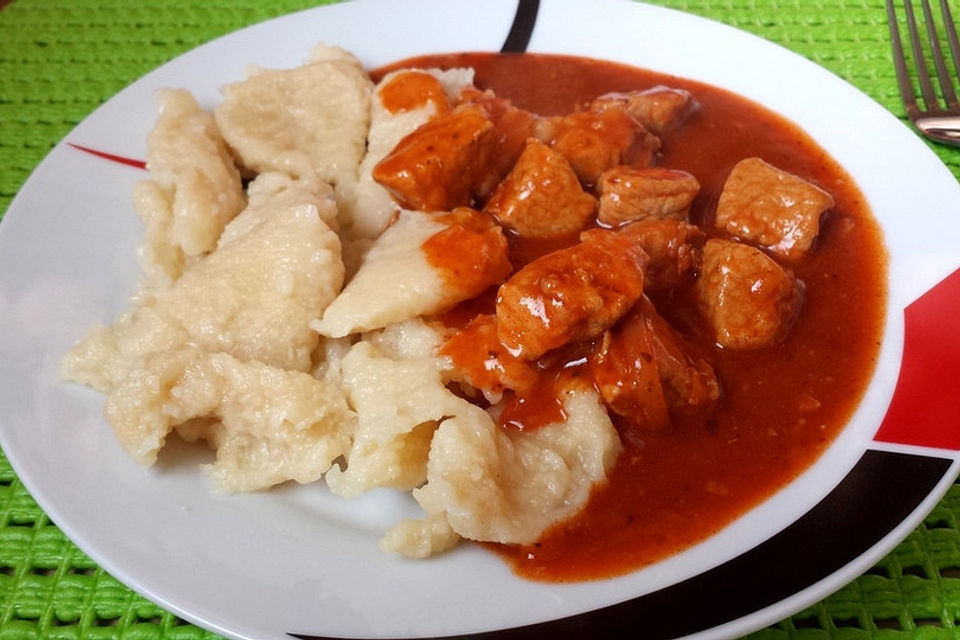 Gulasch aus zweierlei Fleisch