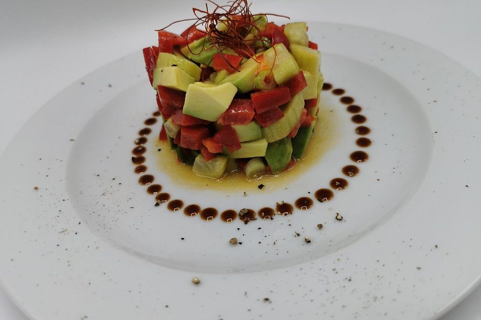 Avocado-Gurke-Paprika-Salat