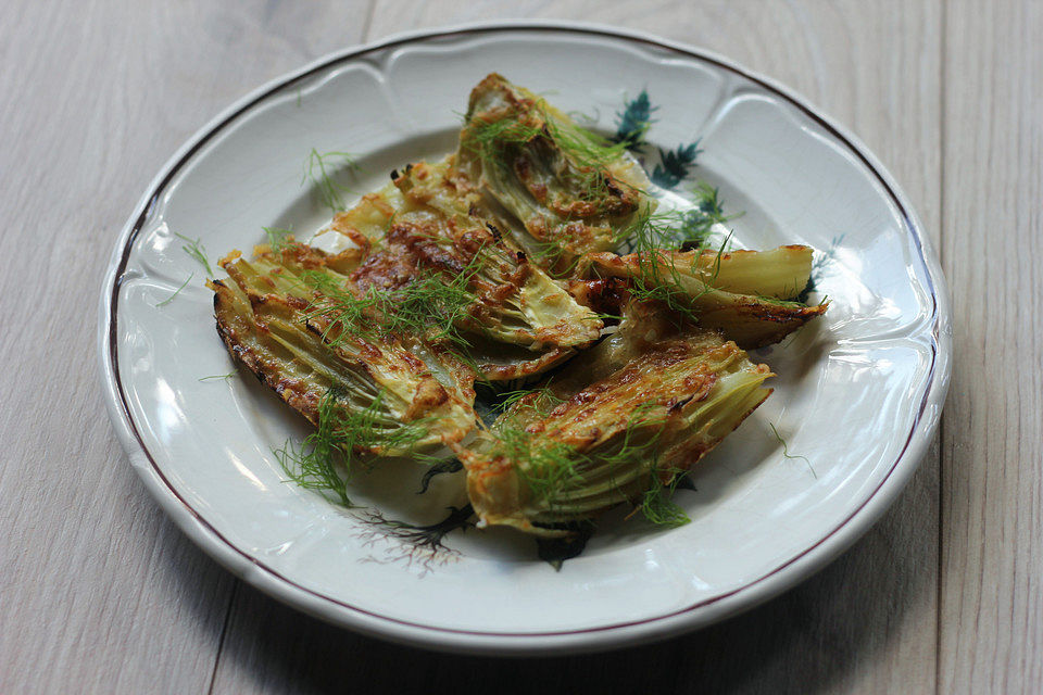 Mit Parmesan überbackener Fenchel