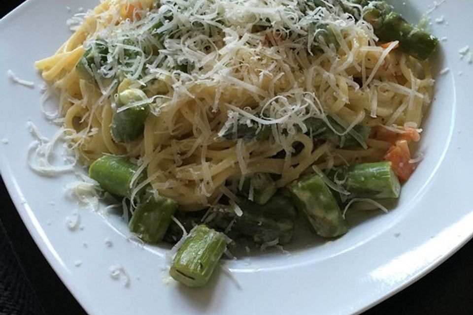 Grüner Spargel in Carbonaraspaghetti