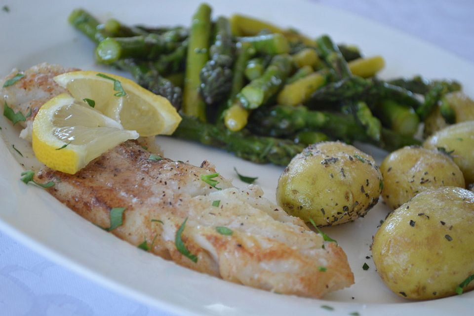 Schollenfilet an Spargelsalat