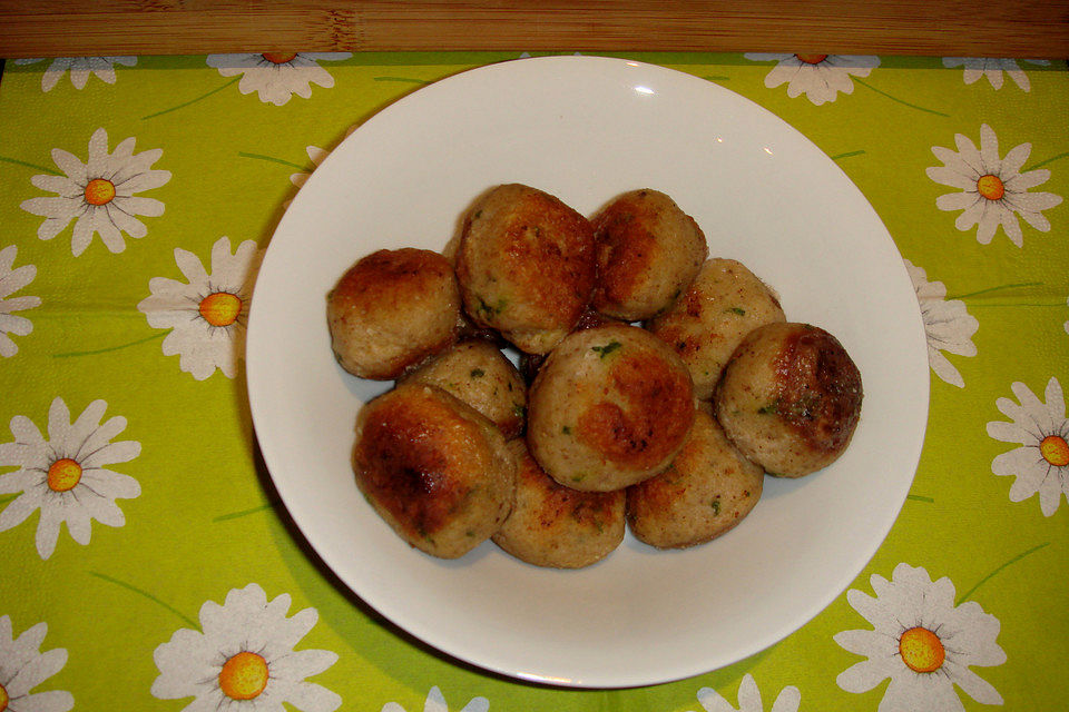 Knödel aus Semmelbröseln