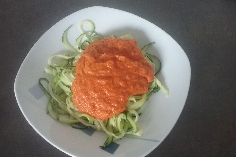 Zucchininudeln mit Möhrensoße