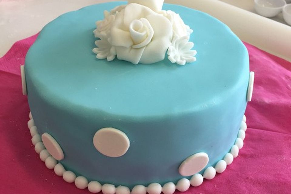 Fondanttorte mit Orangencreme