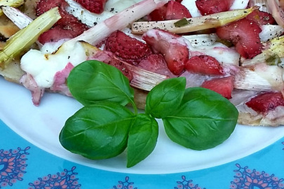 Spargelpizza mit marinierten Erdbeeren