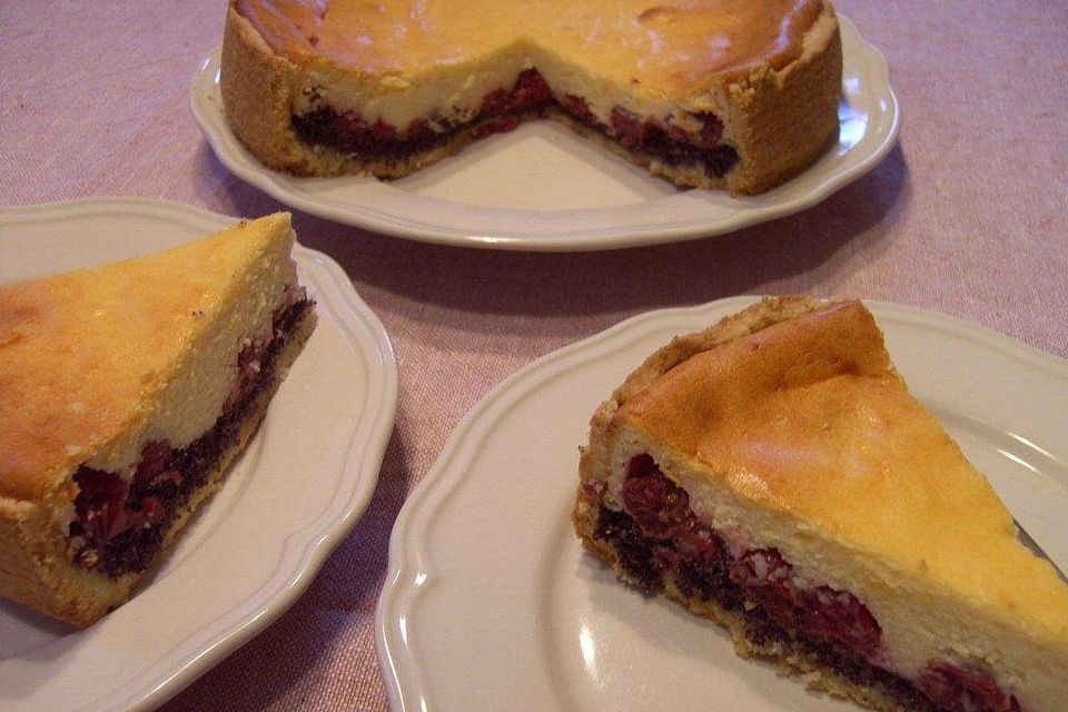 Mohn-Käsetorte mit Kirschen