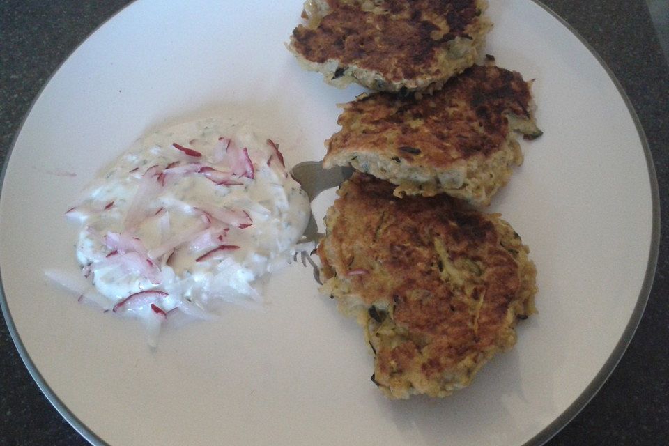 Zucchinipuffer mit Radieschensauce