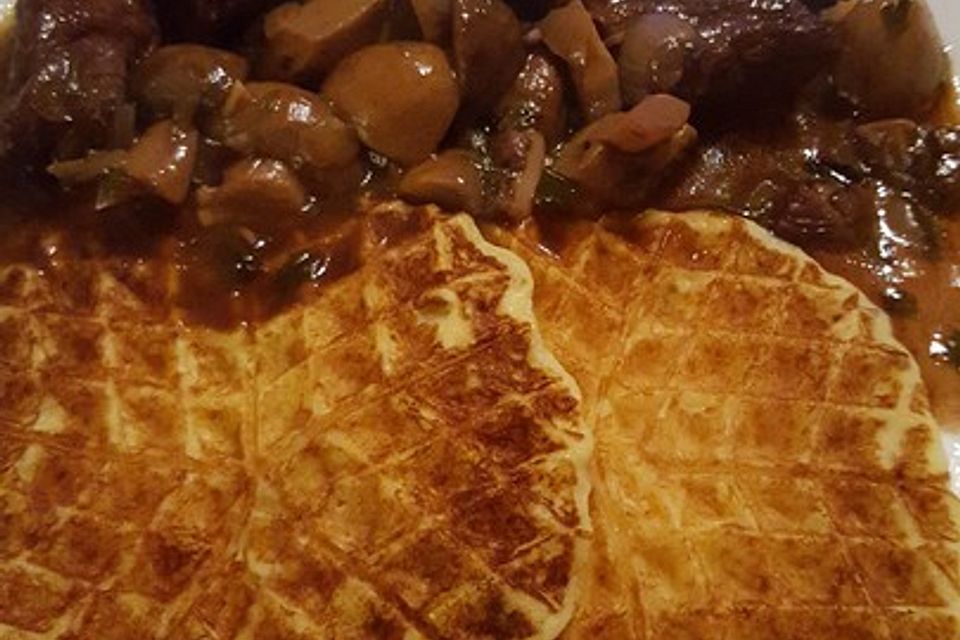 Champignongulasch mit Kartoffelwaffeln