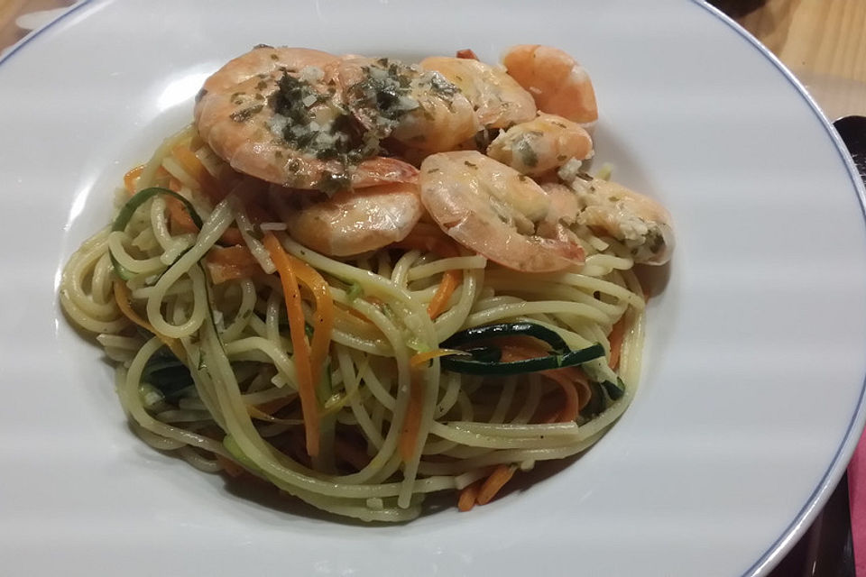 Gemüsespaghetti mit Garnelen